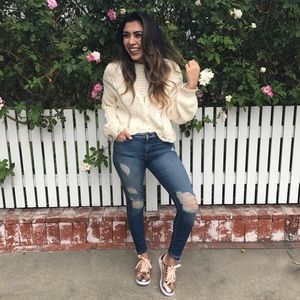Wildfox Sweaters - Cream Wildfox sweater Wildfox Sweaters - Cream Wildfox sweater